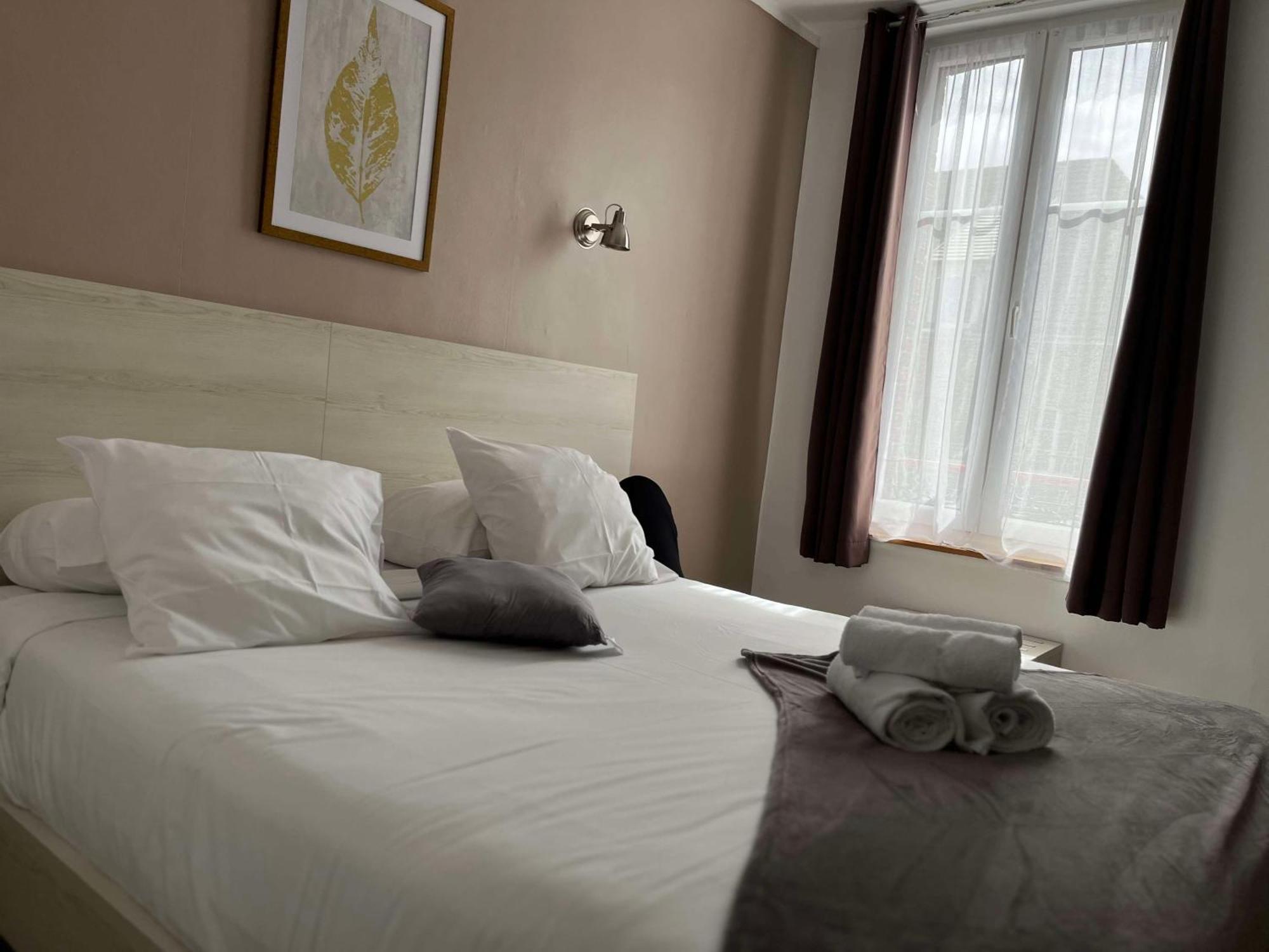 Brit Hotel Du Dauphin LʼAigle Zewnętrze zdjęcie