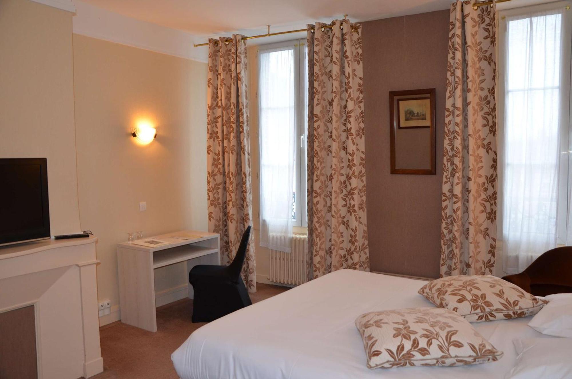 Brit Hotel Du Dauphin LʼAigle Zewnętrze zdjęcie